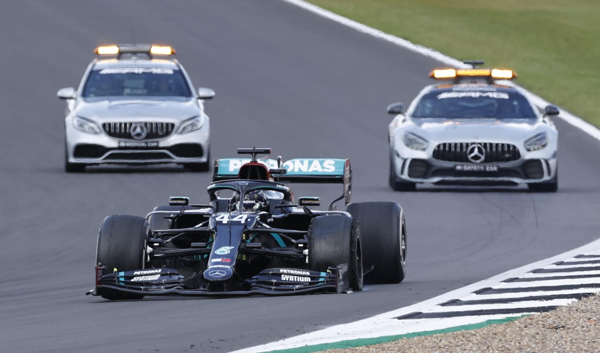 Хемілтон розігнався до 230 км/год на трьох шинах на гран-прі Великої Британії: відео Хемілтон розігнався до 230 км/год на трьох шинах на гран-прі Великої Британії: відео