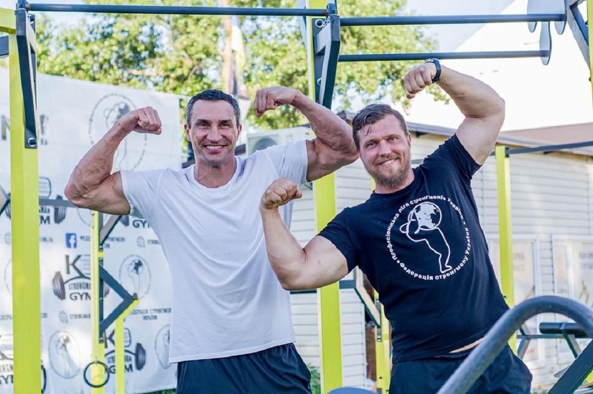Кличко провів тренування зі стронгменом, який може протягнути 12 автівок: фото Кличко провів тренування зі стронгменом, який може протягнути 12 автівок: фото