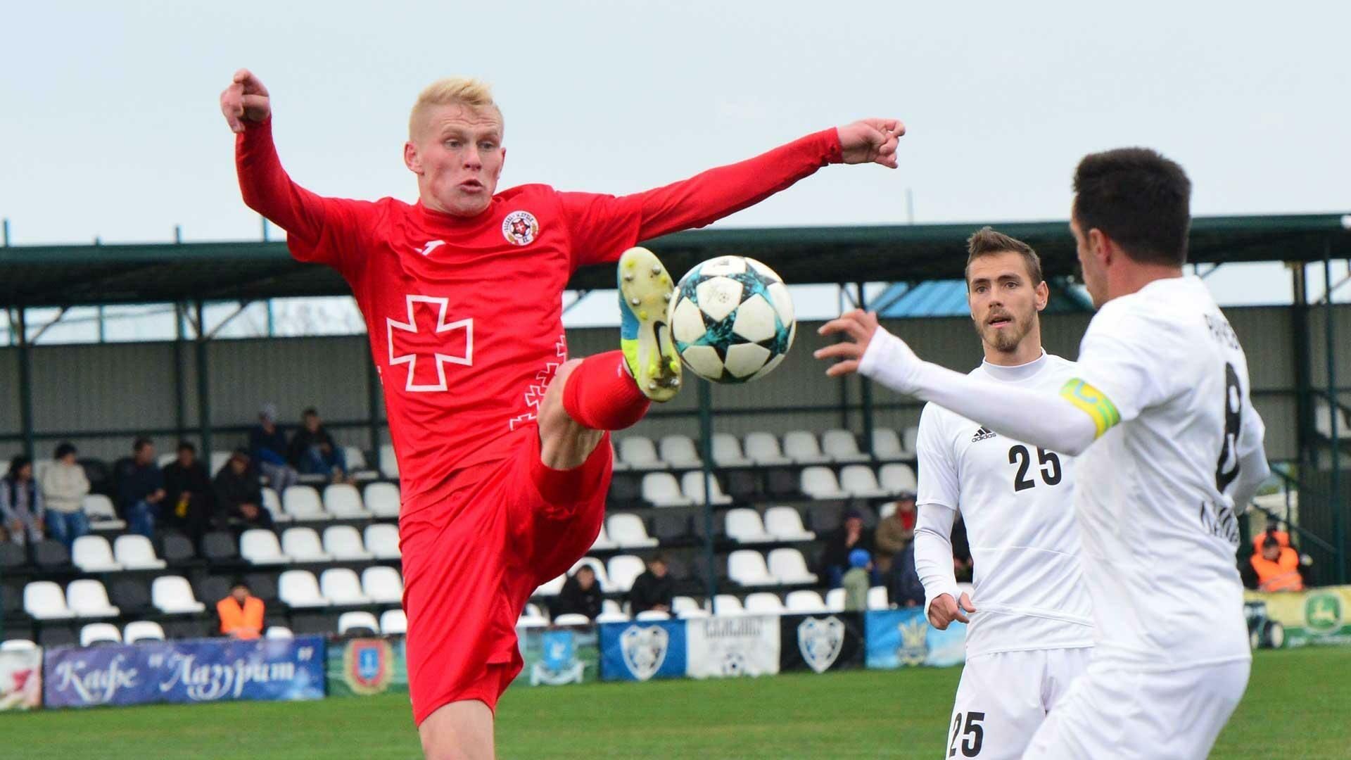 В українському клубі повторний спалах коронавірусу: захворіли двоє футболістів В українському клубі повторний спалах коронавірусу: захворіли двоє футболістів