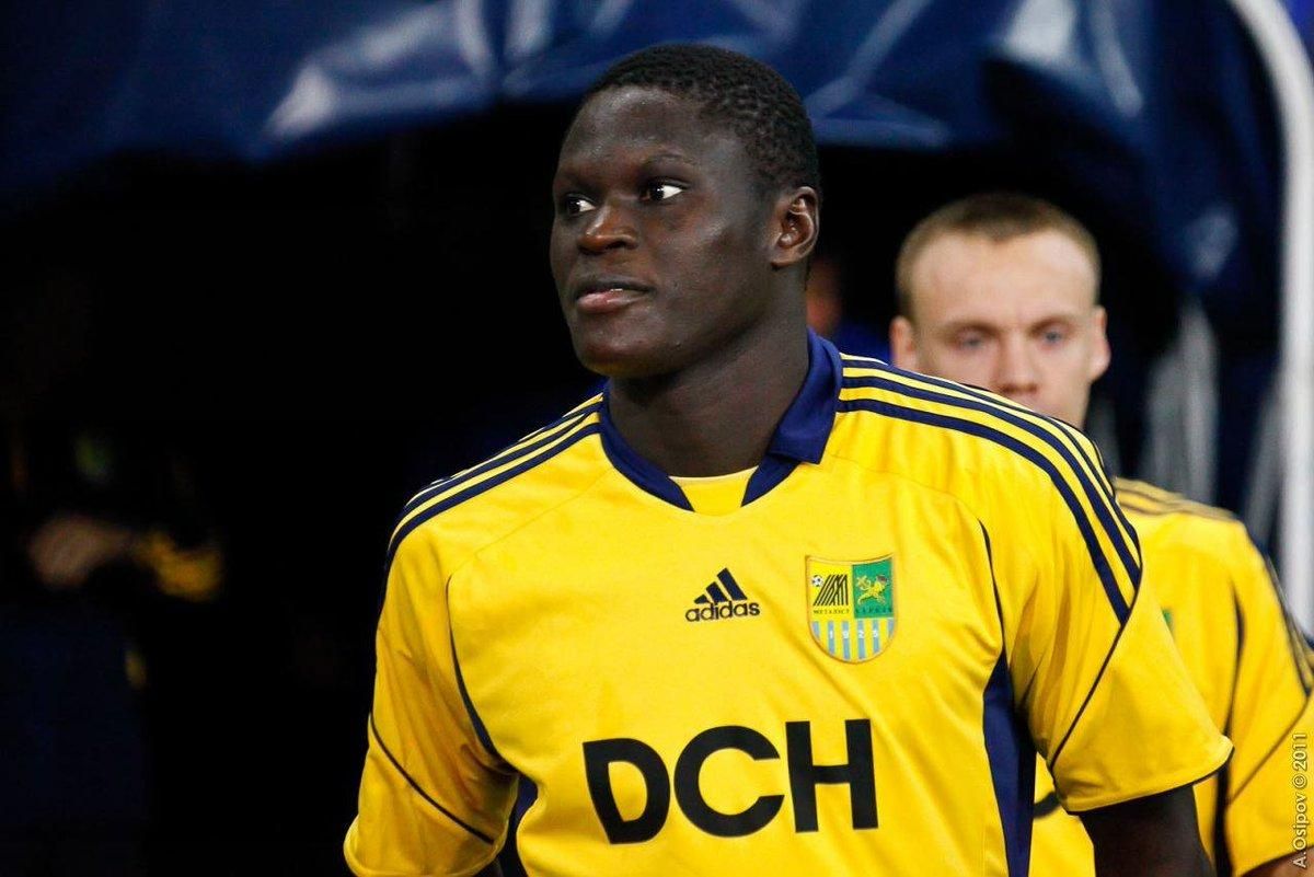 В родные пенаты: легендарный футболист Папа Гуйе продолжит карьеру в "Металле" В родные пенаты: легендарный футболист Папа Гуйе продолжит карьеру в "Металле"