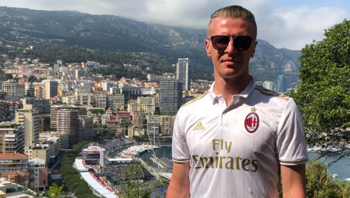 Гендиректор белорусского "БАТЭ" выбросил свою офицерскую форму в знак протеста: видео Гендиректор белорусского "БАТЭ" выбросил свою офицерскую форму в знак протеста: видео