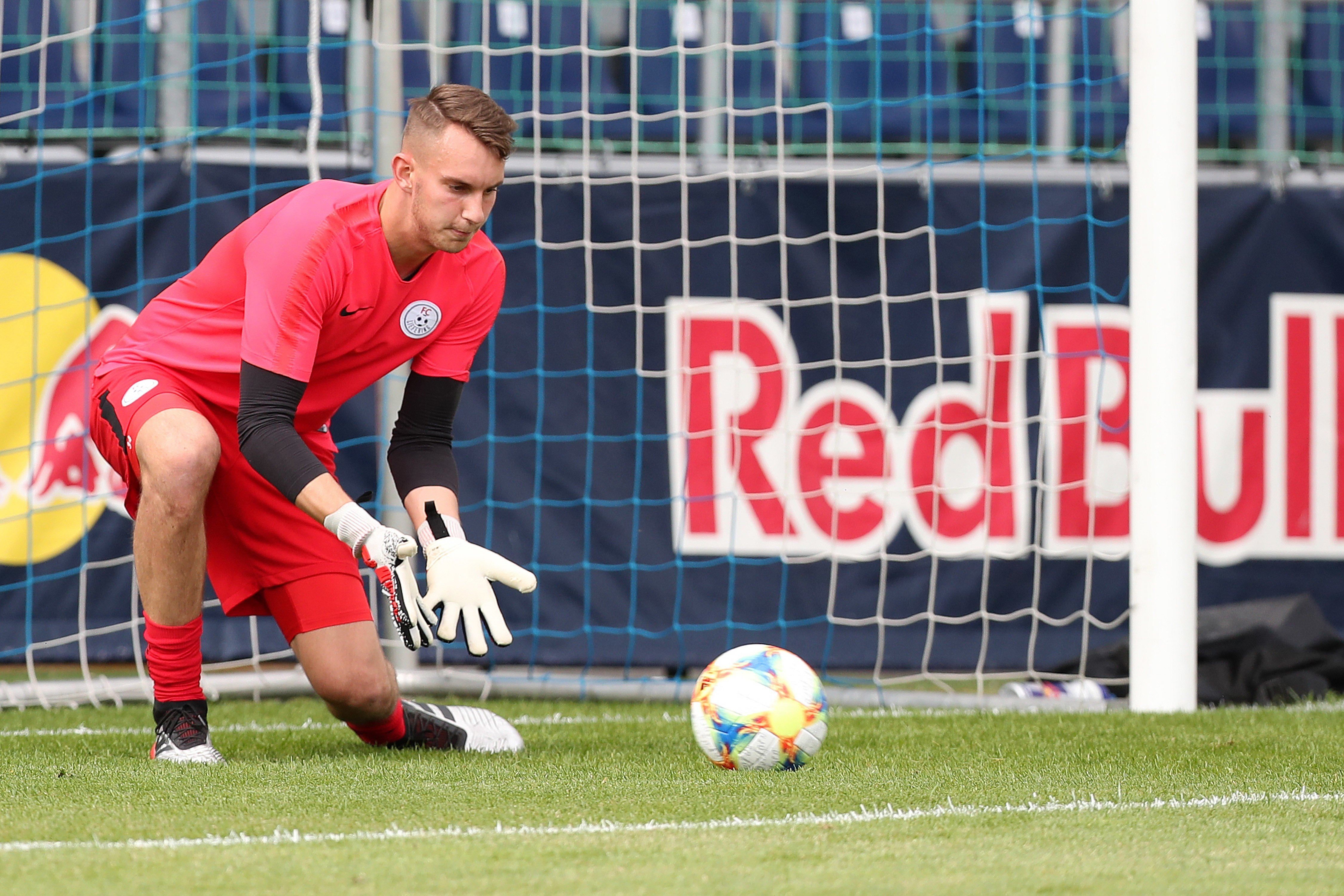 Воротар відбив три пенальті поспіль у матчі юнацької Ліги чемпіонів: відео Воротар відбив три пенальті поспіль у матчі юнацької Ліги чемпіонів: відео