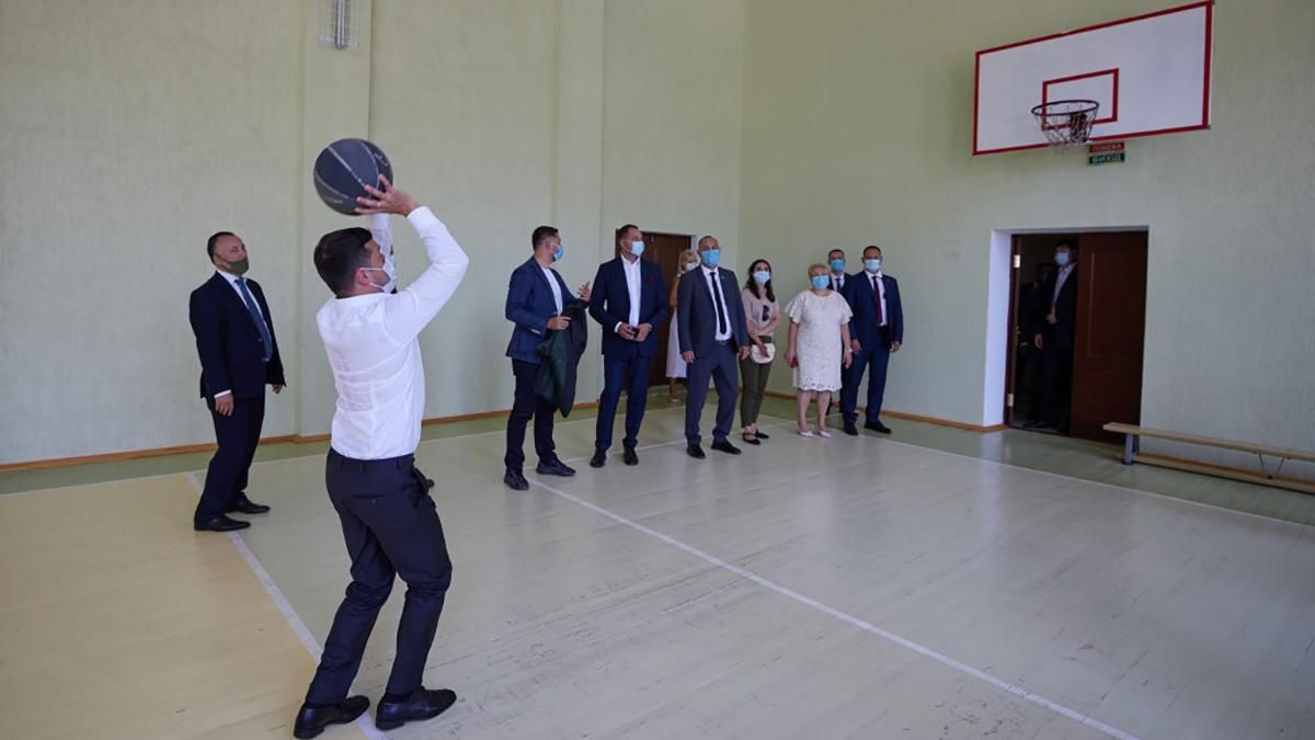Зеленский показал баскетбольное мастерство во время визита в школу в Николаеве: видео