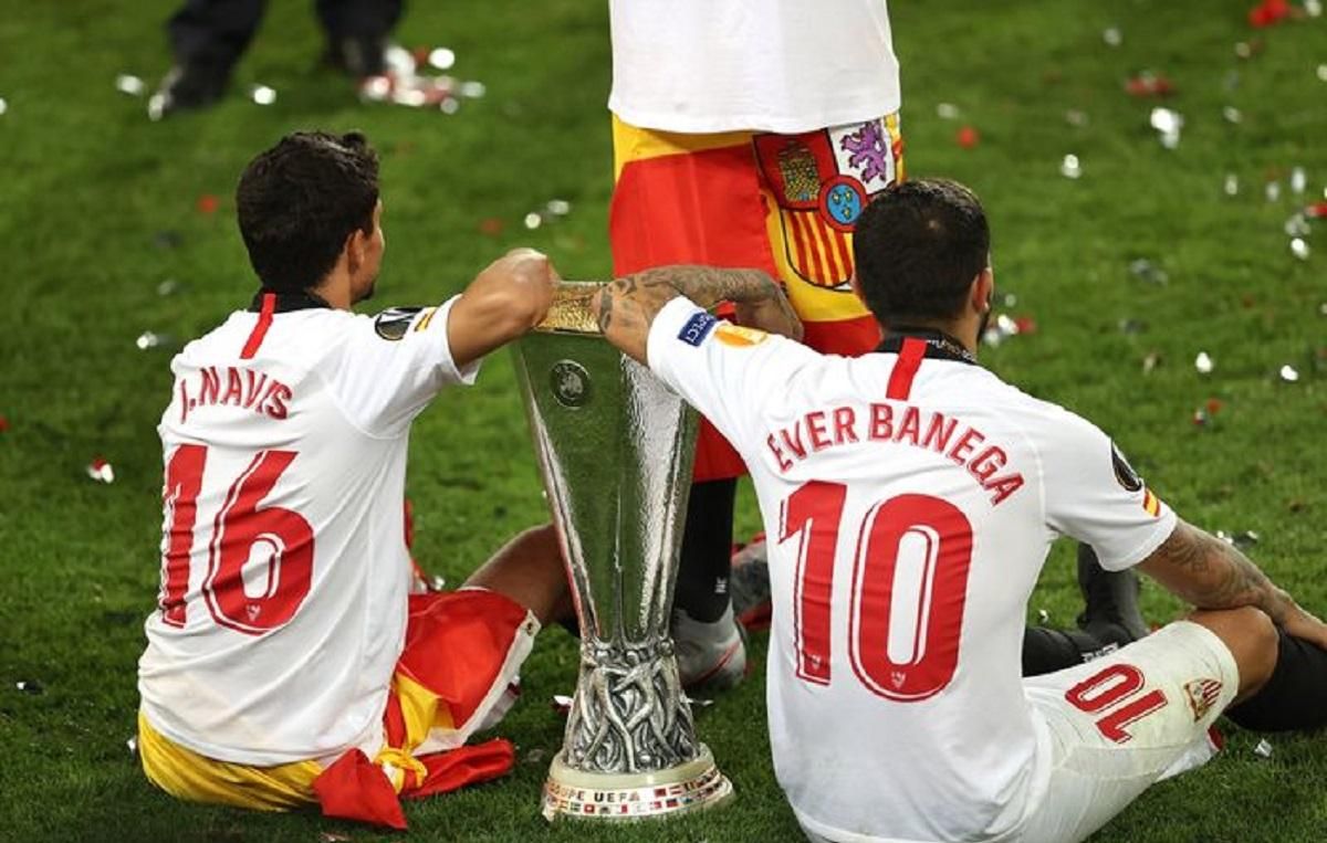 Как "Севилью" награждали трофеем Лиги Европы 2019/20: фото и видео Как "Севилью" награждали трофеем Лиги Европы 2019/20: фото и видео