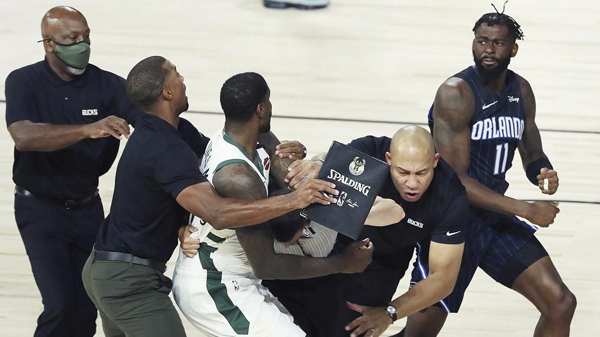 Баскетболисты НБА устроили хамскую драку на паркете: видео