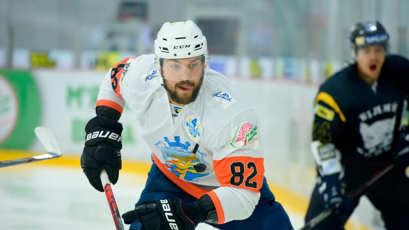 Хоккеист забросил эффектную шайбу с разворота: видео Хоккеист забросил эффектную шайбу с разворота: видео