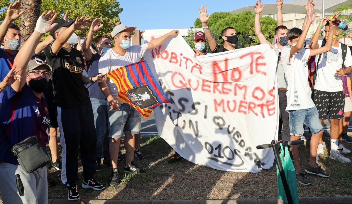 Возмущенные фанаты "Барселоны" устроили штурм "Камп Ноу" и требуют отставки президента: видео