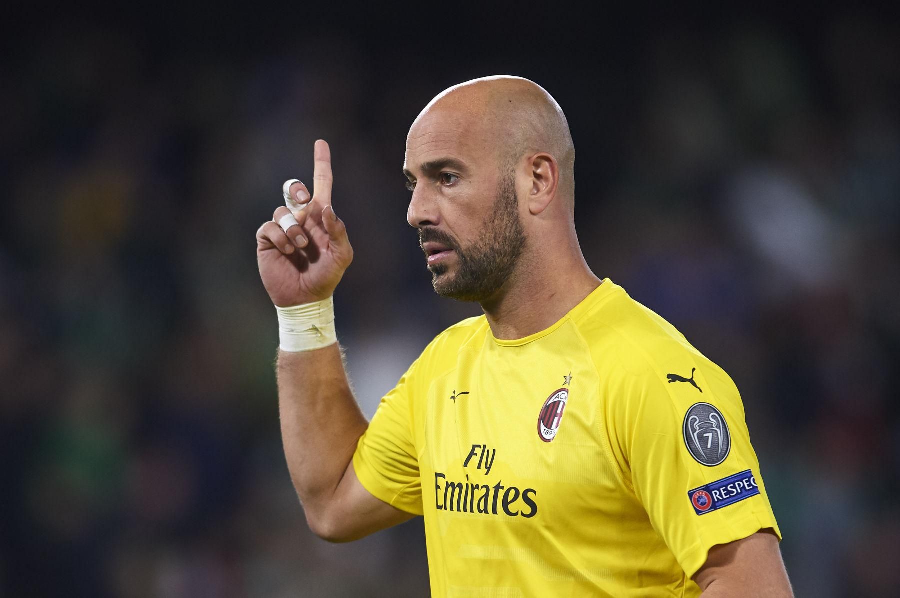 Фанати "Лаціо" вивісили фашистський банер-вітання через перехід воротаря Рейни Фанати "Лаціо" вивісили фашистський банер-вітання через перехід воротаря Рейни