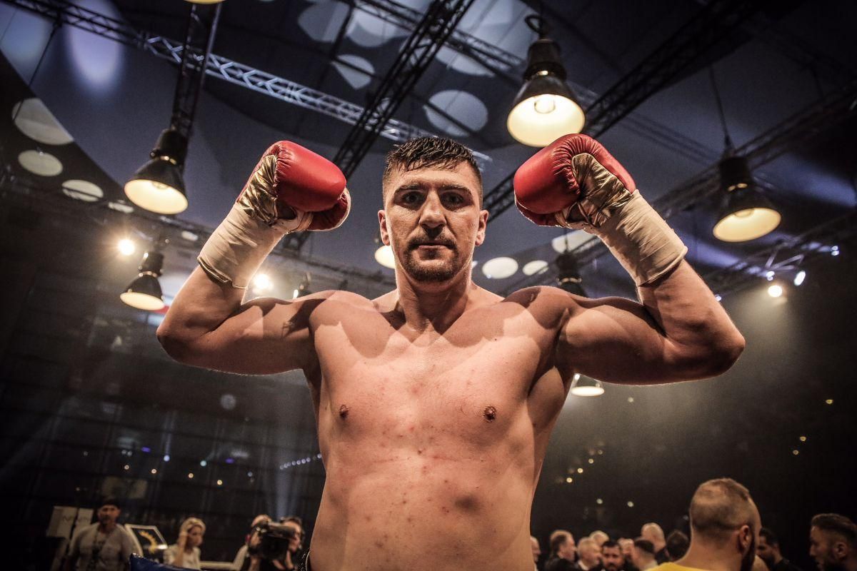 Экс-соперник Усика одолел 150-килограммового любителя немецкого пива и колбасок: видео Экс-соперник Усика одолел 150-килограммового любителя немецкого пива и колбасок: видео