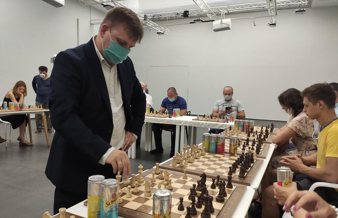 Володимир Баклан дає сеанс одночасної гри Володимир Баклан дає сеанс одночасної гри