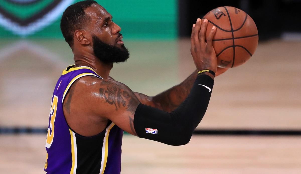 ЛеБрон Джеймс здійснив блискучий данк у програному матчі НБА: відео ЛеБрон Джеймс здійснив блискучий данк у програному матчі НБА: відео