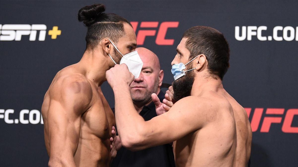 Российский боец UFC на эмоциях ударил соперника во время дуэли взглядов: видео Российский боец UFC на эмоциях ударил соперника во время дуэли взглядов: видео