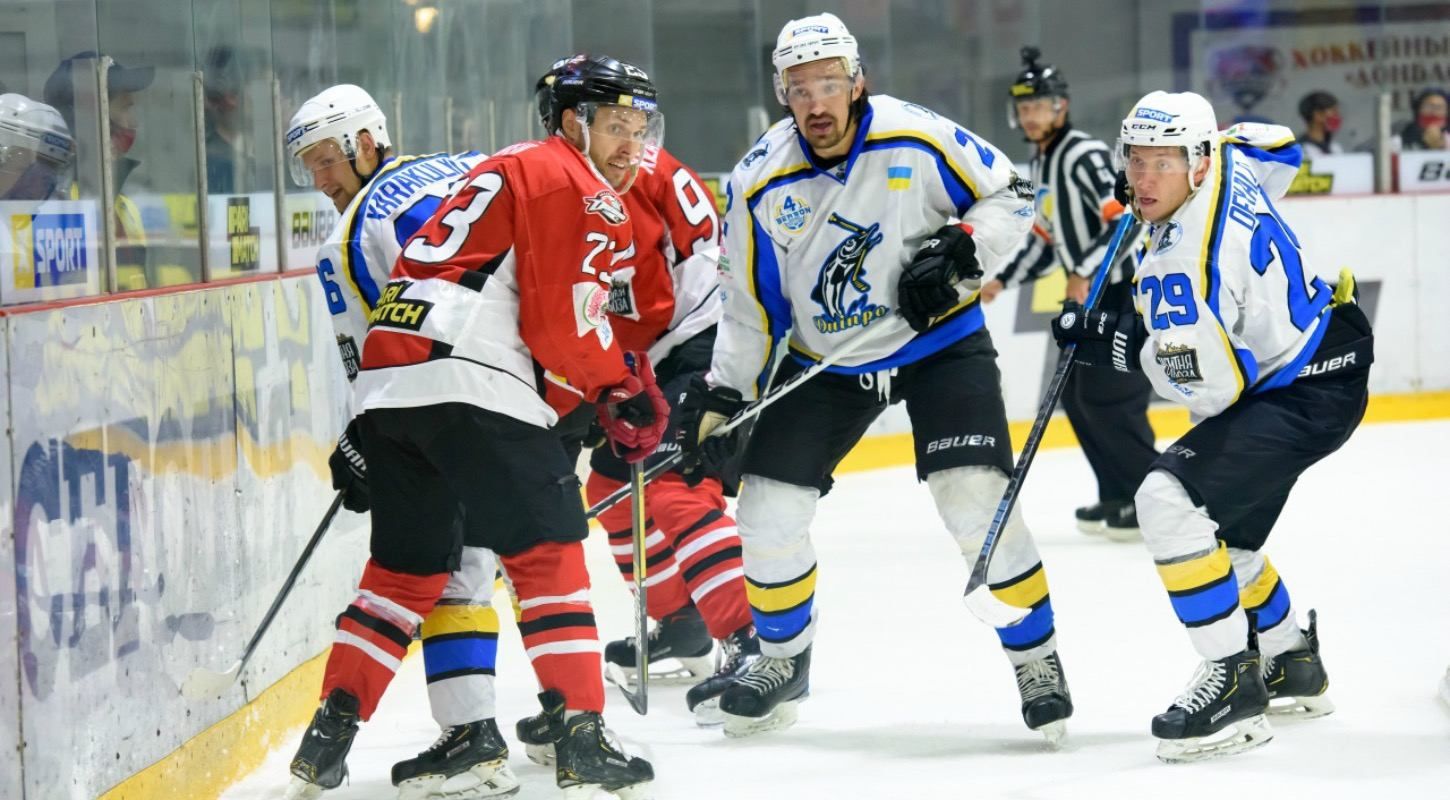 У міліметрі від трагедії: у чемпіонаті України хокеїст ледь не порізав лице арбітру – відео У міліметрі від трагедії: у чемпіонаті України хокеїст ледь не порізав лице арбітру – відео