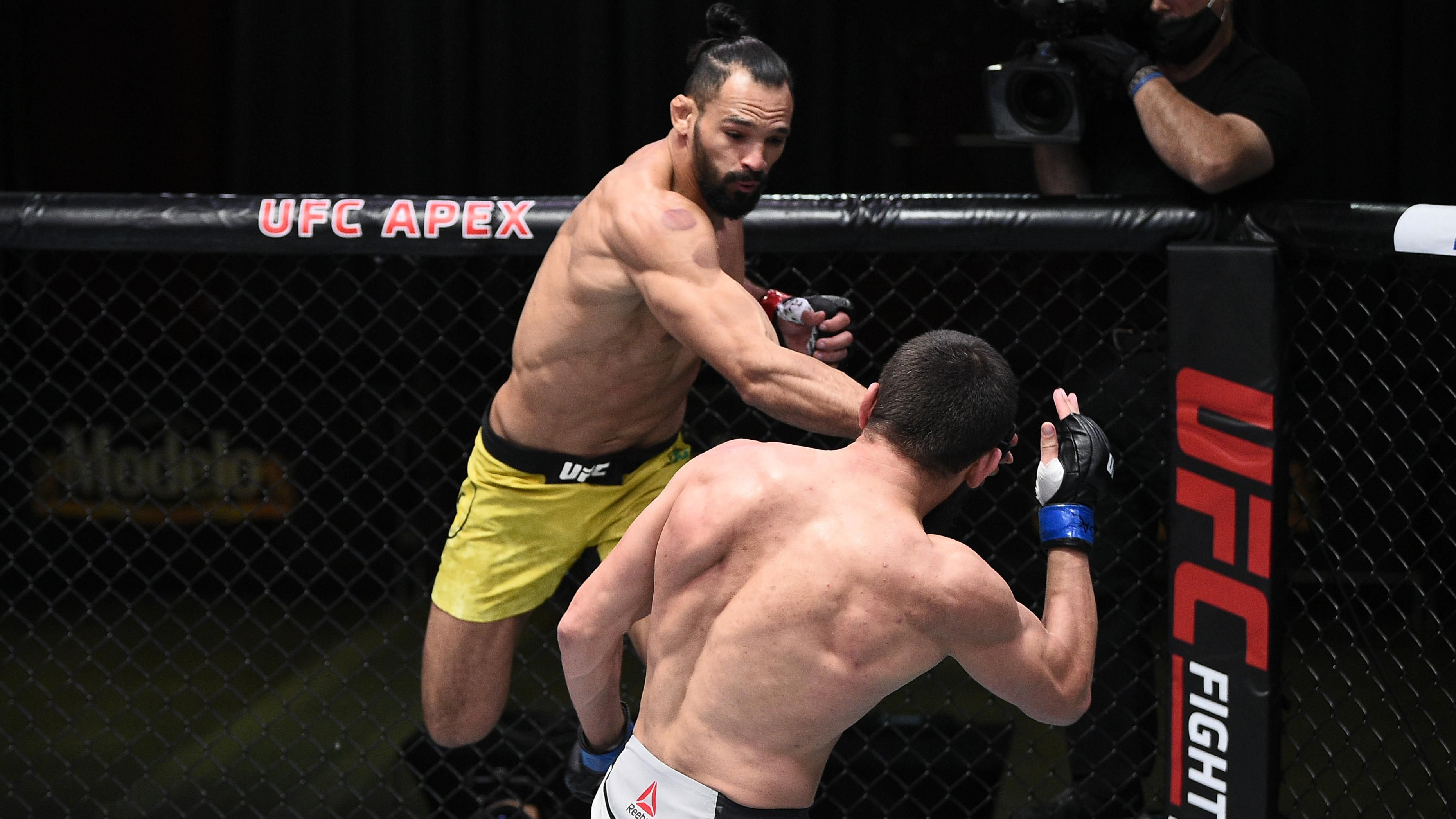Бразильський боєць брутально знищив росіянина в бою UFC, який перед тим дав йому ляпаса – відео