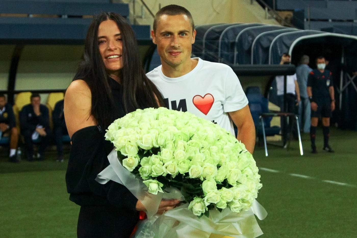 Футболист "Металлист 1925" сделал предложение любимой перед матчем - фото и видео Футболист "Металлист 1925" сделал предложение любимой перед матчем - фото и видео