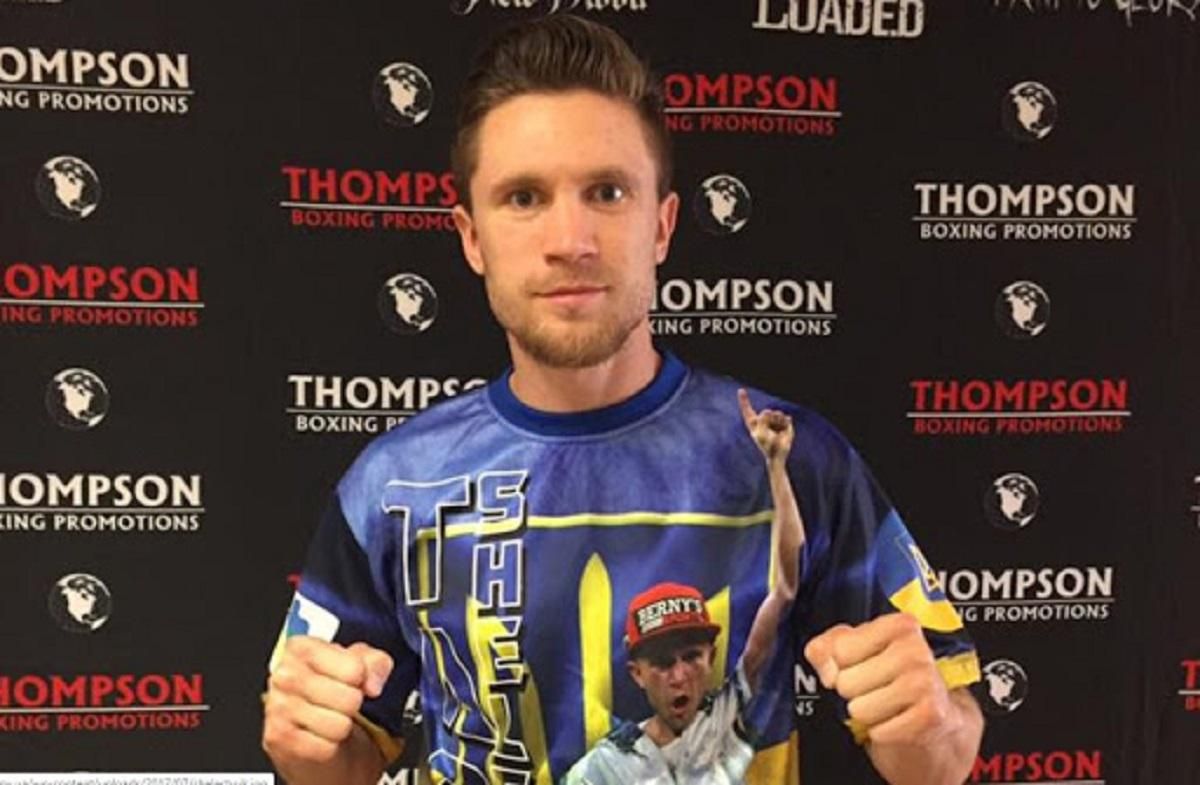 Голливудский актер Микки Рурк в ринге преклонил колено перед украинским боксером: видео Голливудский актер Микки Рурк в ринге преклонил колено перед украинским боксером: видео