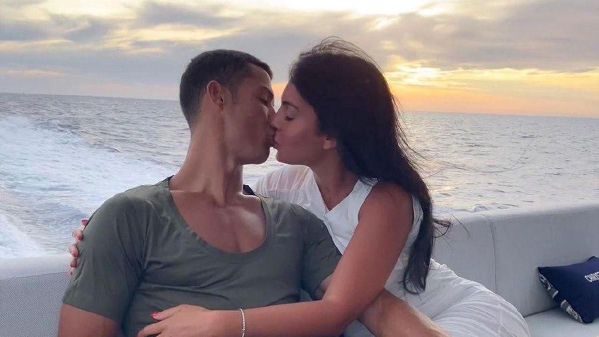 Кріштіану Роналду зробив пропозицію своїй дівчині – джерело Кріштіану Роналду зробив пропозицію своїй дівчині – джерело