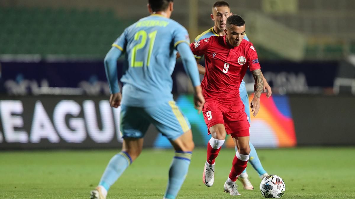 Неудачник дня: футболист Беларуси забил гол после курьезного вброса соперника – видео Неудачник дня: футболист Беларуси забил гол после курьезного вброса соперника – видео