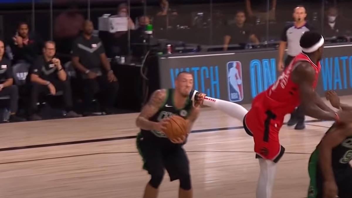 Баскетболист заехал с ноги в челюсть сопернику во время матча НБА: видео