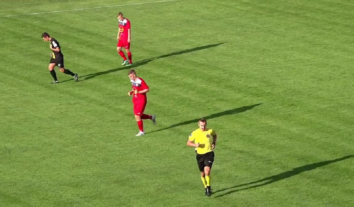 Футболисты вместо вратаря: в Польше клуб придумал необычный способ отражения штрафных – видео