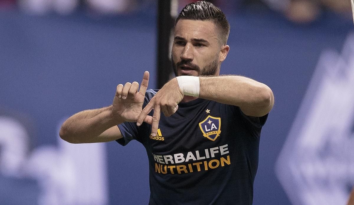 Футболіст у чемпіонаті Китаю забив гол-шедевр ударом через себе: відео Футболіст у чемпіонаті Китаю забив гол-шедевр ударом через себе: відео