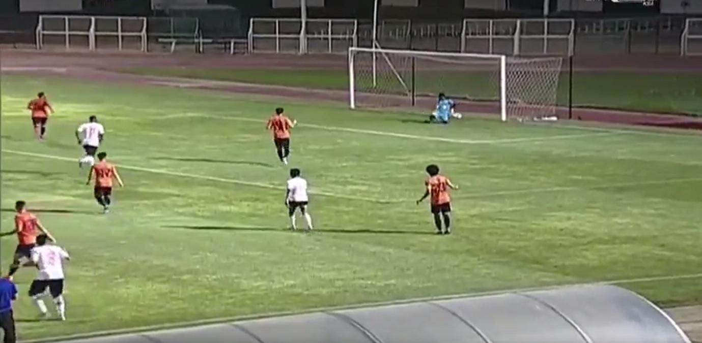 Хотел поймать без рук: голкипер пропустил самый забавный гол в истории футбола – видео