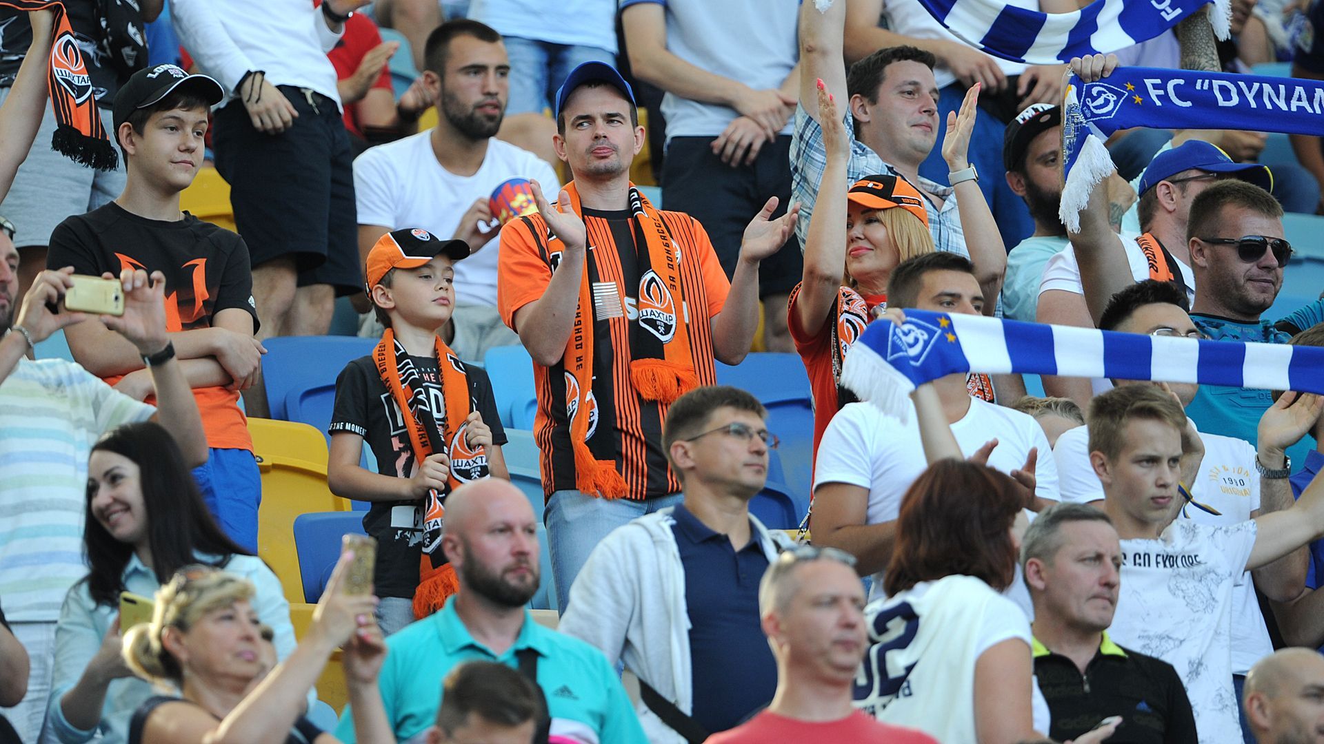 В Україні дозволили проводити футбольні матчі з глядачами: вимоги