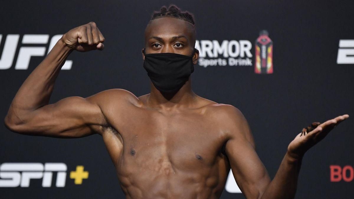 Боєць UFC прийшов на зважування з живим тарантулом: відео Боєць UFC прийшов на зважування з живим тарантулом: відео