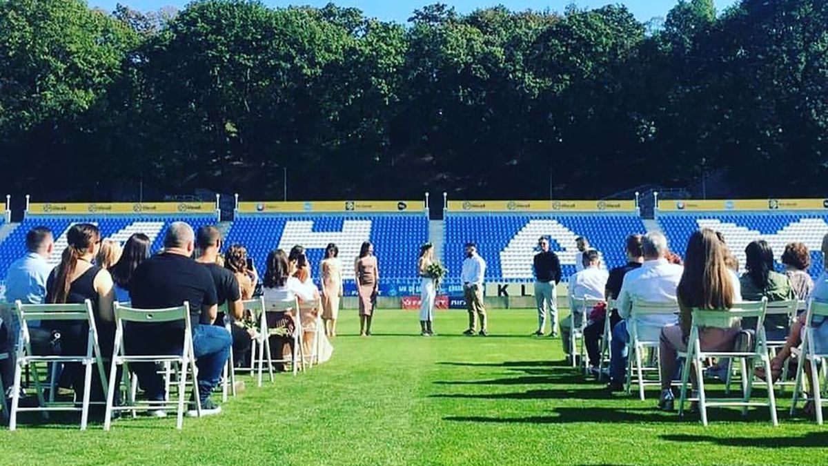 Фанат "Динамо" влаштував весілля на стадіоні імені Лобановського