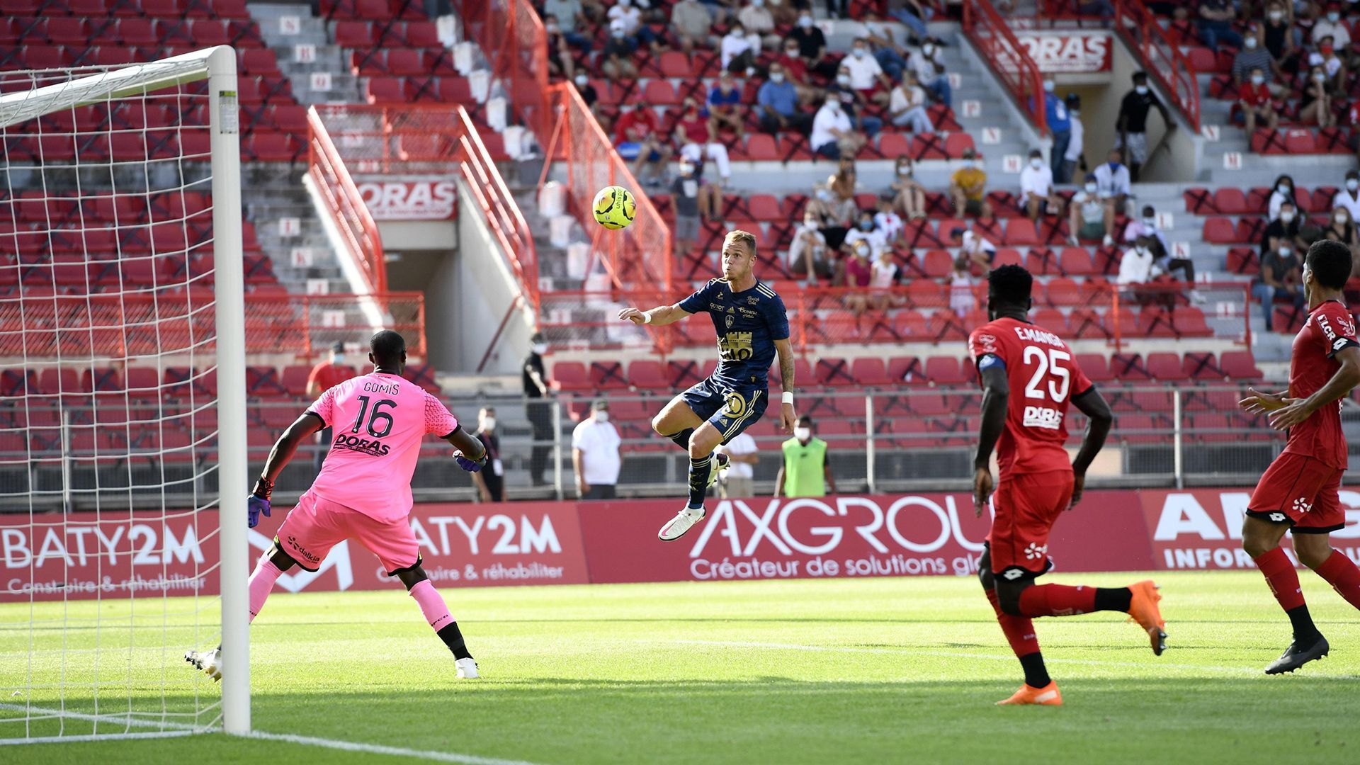 Завис у повітрі та забив ударом з карате: футболіст відзначився неймовірним голом – відео Завис у повітрі та забив ударом з карате: футболіст відзначився неймовірним голом – відео