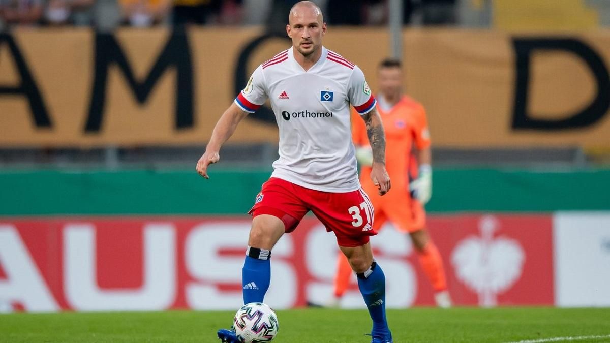 Німецький футболіст після ганебної поразки побив зухвалого фаната на трибуні: відео Німецький футболіст після ганебної поразки побив зухвалого фаната на трибуні: відео