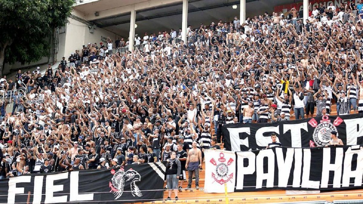 Розлючені фанати в Бразилії відлупцювали футболістів своєї команди через поразку: відео Розлючені фанати в Бразилії відлупцювали футболістів своєї команди через поразку: відео