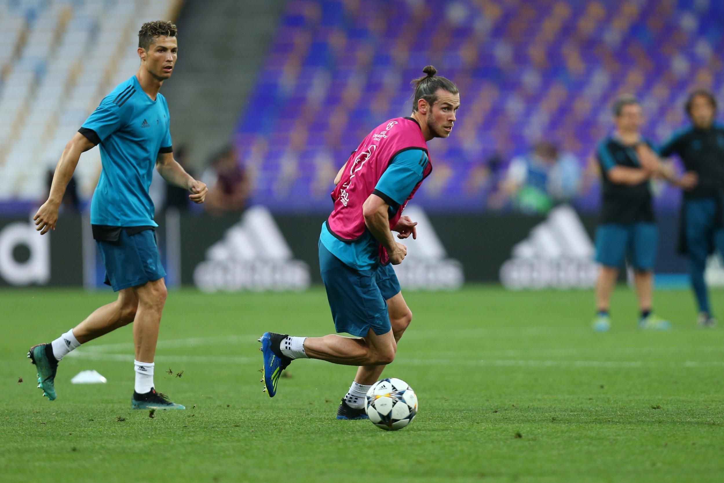 Гарет Бэйл покинет "Реал": футболист выбирает между "Манчестер Юнайтед" и "Тоттенхэмом" Гарет Бэйл покинет "Реал": футболист выбирает между "Манчестер Юнайтед" и "Тоттенхэмом"