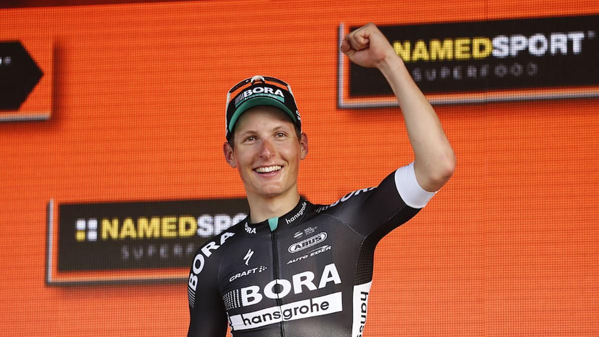 Австрийского велогонщика госпитализировали во время гонки "Тур де Франс" из-за укуса пчелы в рот