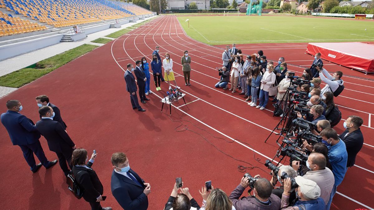 Зеленский посетил реконструированный стадион в Ивано-Франковске: фото