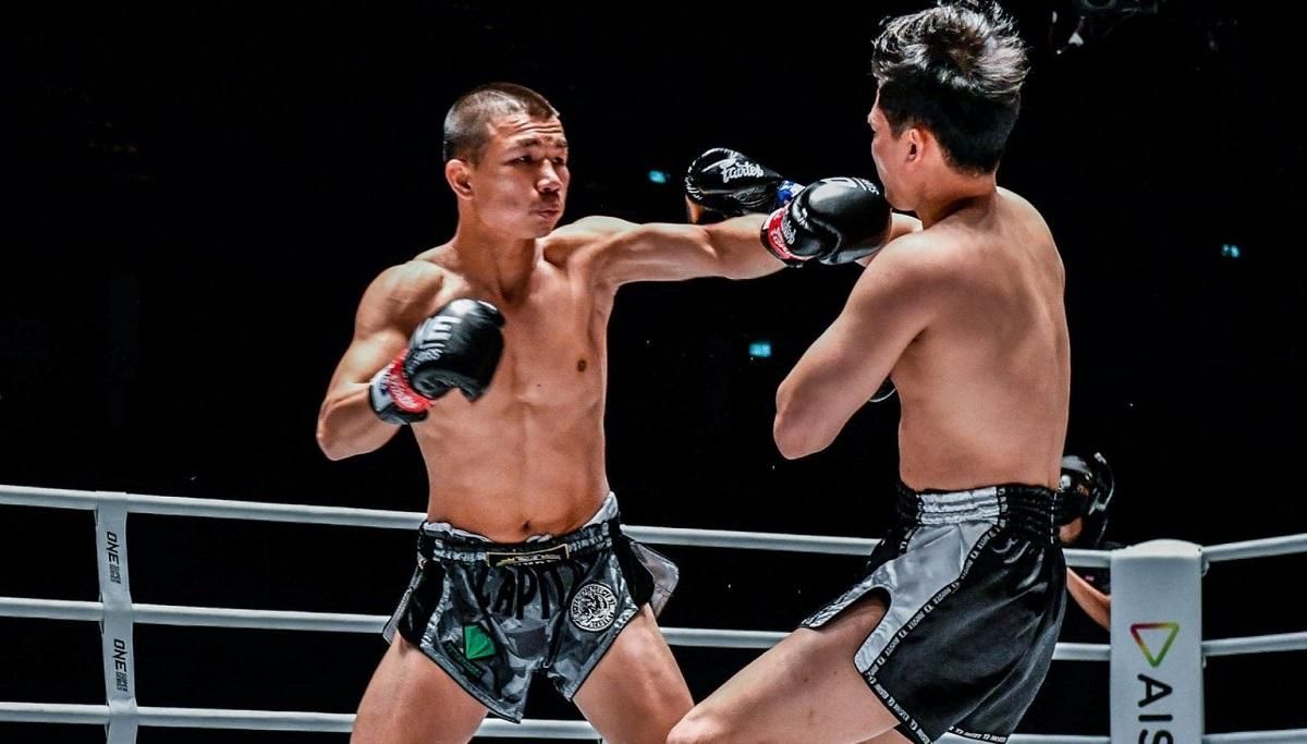 Чемпіона світу ледь привели до тями після брутального нокауту на шостій секунді бою: відео Чемпіона світу ледь привели до тями після брутального нокауту на шостій секунді бою: відео