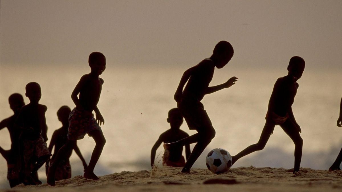 Трагедия в Гане: восемь футболистов погибли после падения автобуса в реку – фото