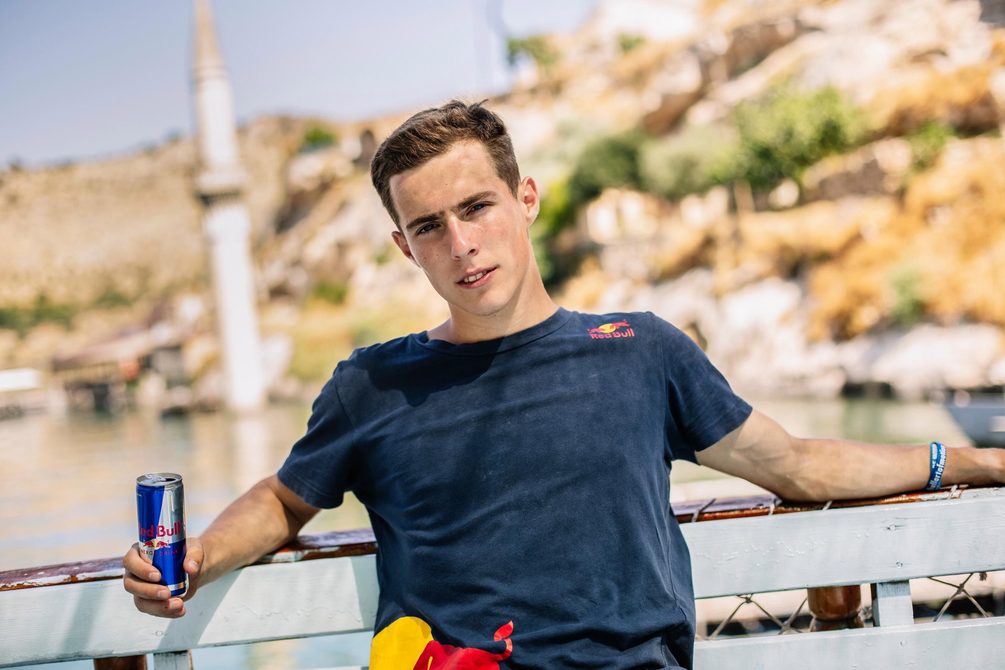 Украинец сделал сальто на пять метров между двумя грузовиками в движении: невероятное видео Украинец сделал сальто на пять метров между двумя грузовиками в движении: невероятное видео