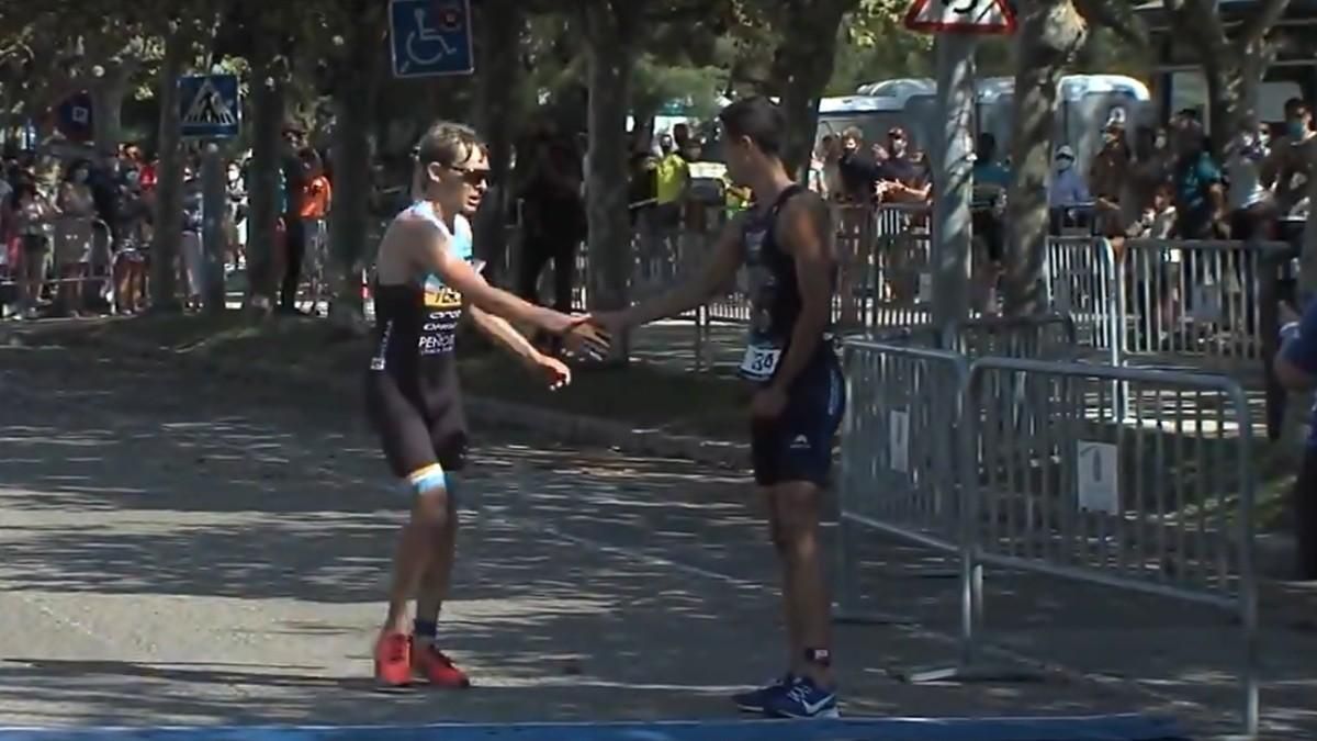 Вчинок дня: бігун зупинився перед фінішем і пропустив на п'єдестал суперника, який помилився Вчинок дня: бігун зупинився перед фінішем і пропустив на п'єдестал суперника, який помилився