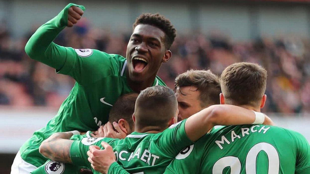 Удар скорпіона: в АПЛ футболіст вирубив суперника бутсою по обличчю – відео Удар скорпіона: в АПЛ футболіст вирубив суперника бутсою по обличчю – відео