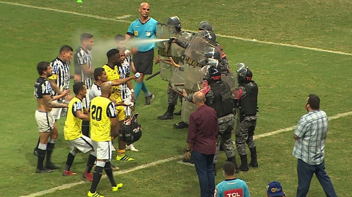 Палки та сльозогінний газ: розлючені гравці у Бразилії побились з поліцією під час матчу – відео
