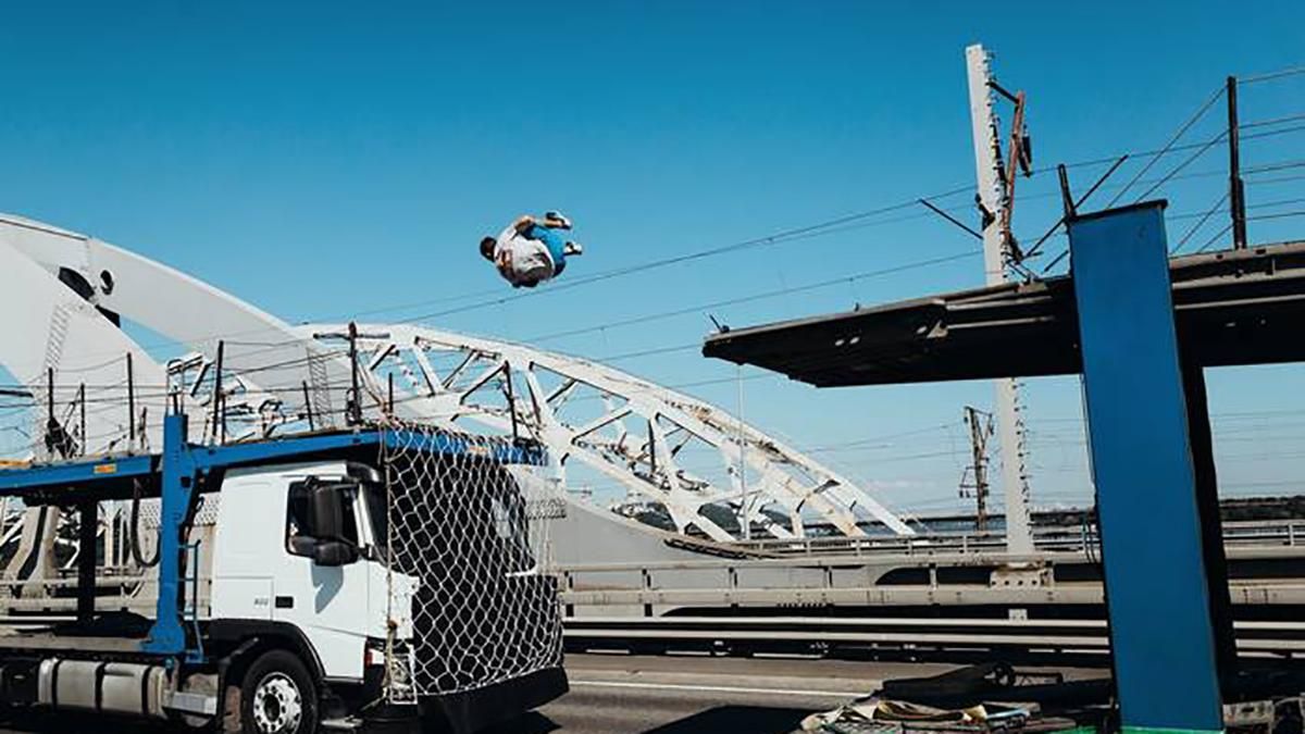 Украинец совершил невероятное сальто между грузовиками и попал в книгу рекордов Украины