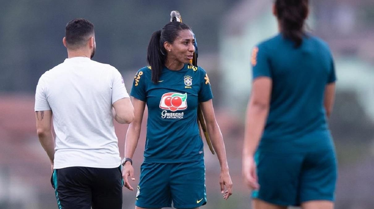 Зухвалий гість ледь не зірвав матч збірної Бразилії – папуга вирішив стати арбітром: відео Зухвалий гість ледь не зірвав матч збірної Бразилії – папуга вирішив стати арбітром: відео