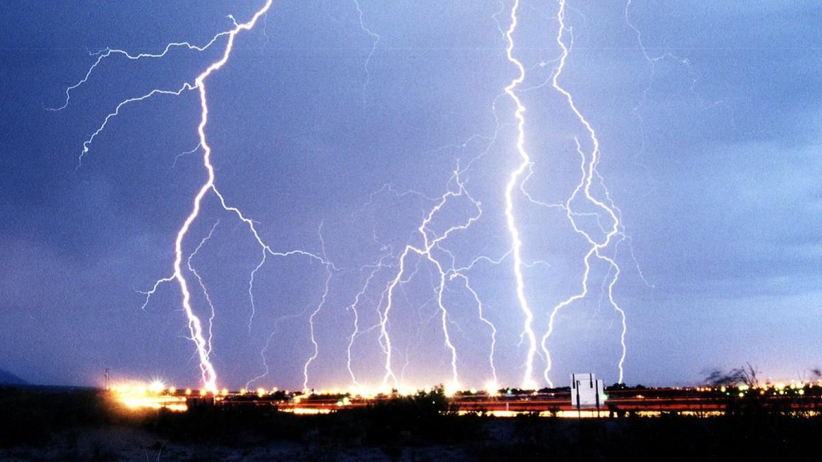 В Швейцарии молния во время матча попала в футбольное поле: много пострадавших В Швейцарии молния во время матча попала в футбольное поле: много пострадавших