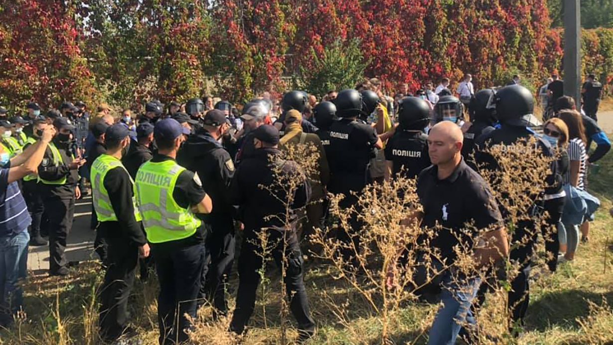 В Киеве возле Олимпийского колледжа произошла стычка спортсменов с полицией: есть пострадавшие В Киеве возле Олимпийского колледжа произошла стычка спортсменов с полицией: есть пострадавшие