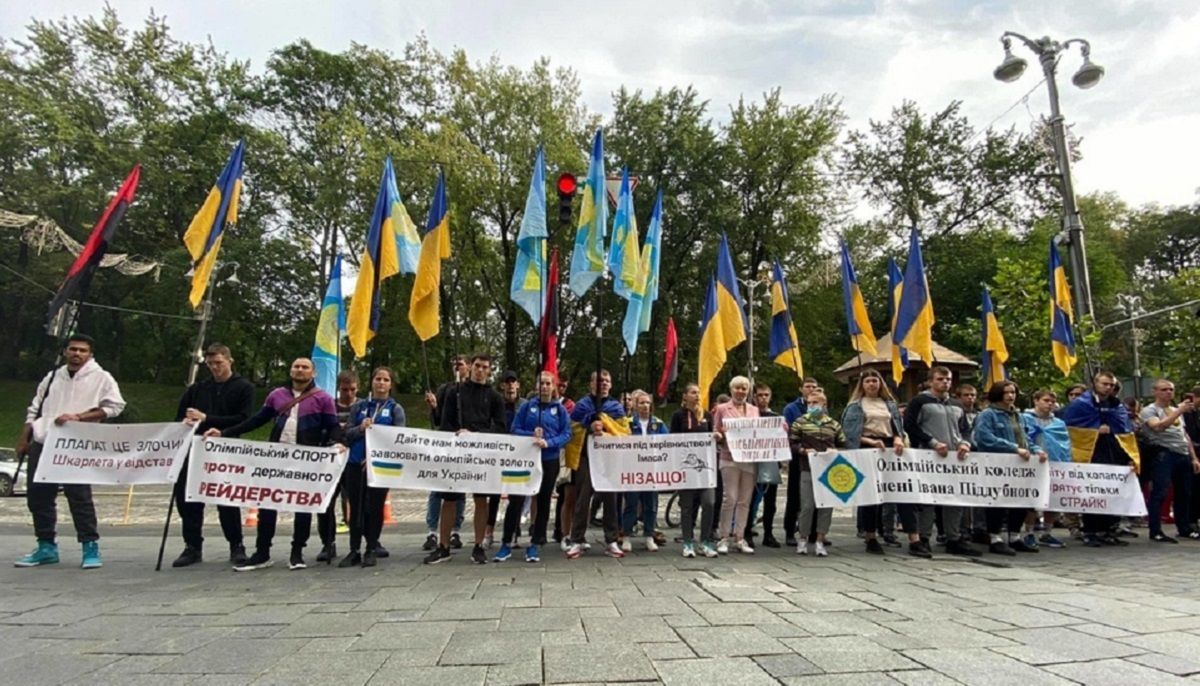 Студенты Олимпийского колледжа митингуют возле Кабмина: у них только одно требование Студенты Олимпийского колледжа митингуют возле Кабмина: у них только одно требование