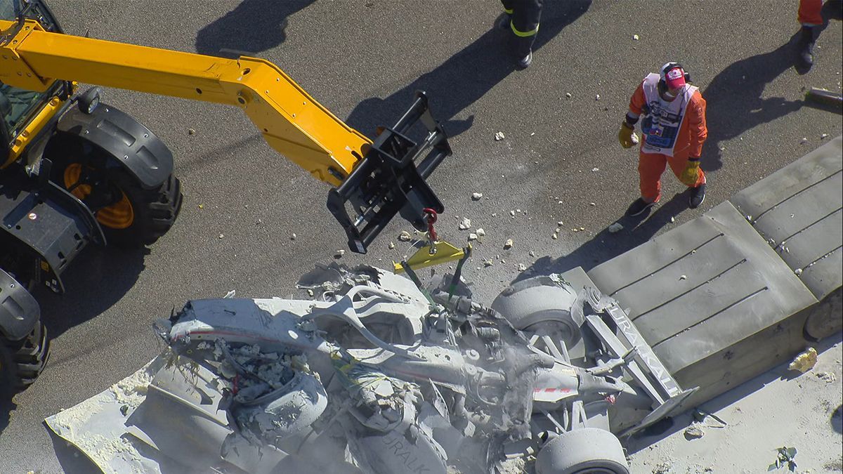 Пилоты Формулы-2 попали в жуткую аварию с пожаром, разбив болиды о стену: видео