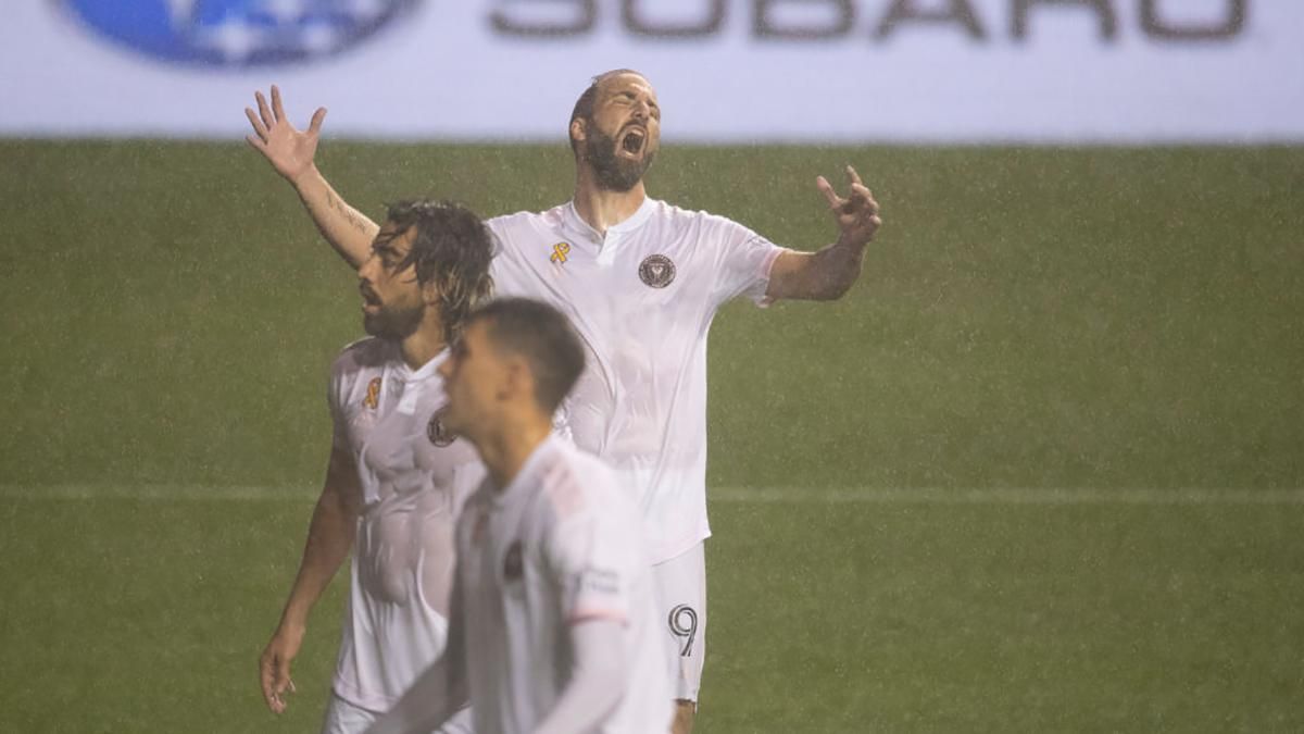 Игуаин с позором дебютировал в США: ударил с пенальти на трибуны и устроил столкновение – видео Игуаин с позором дебютировал в США: ударил с пенальти на трибуны и устроил столкновение – видео