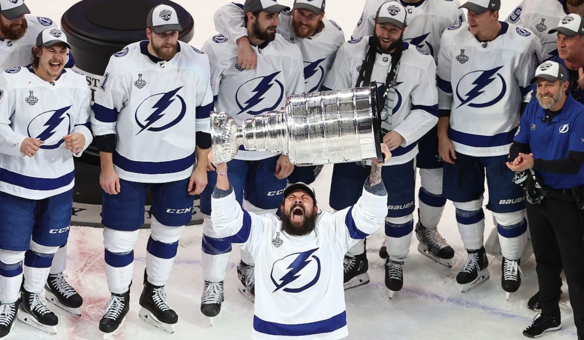 Второй трофей для команды: кто стал победителем Кубка Стэнли – видео Второй трофей для команды: кто стал победителем Кубка Стэнли – видео
