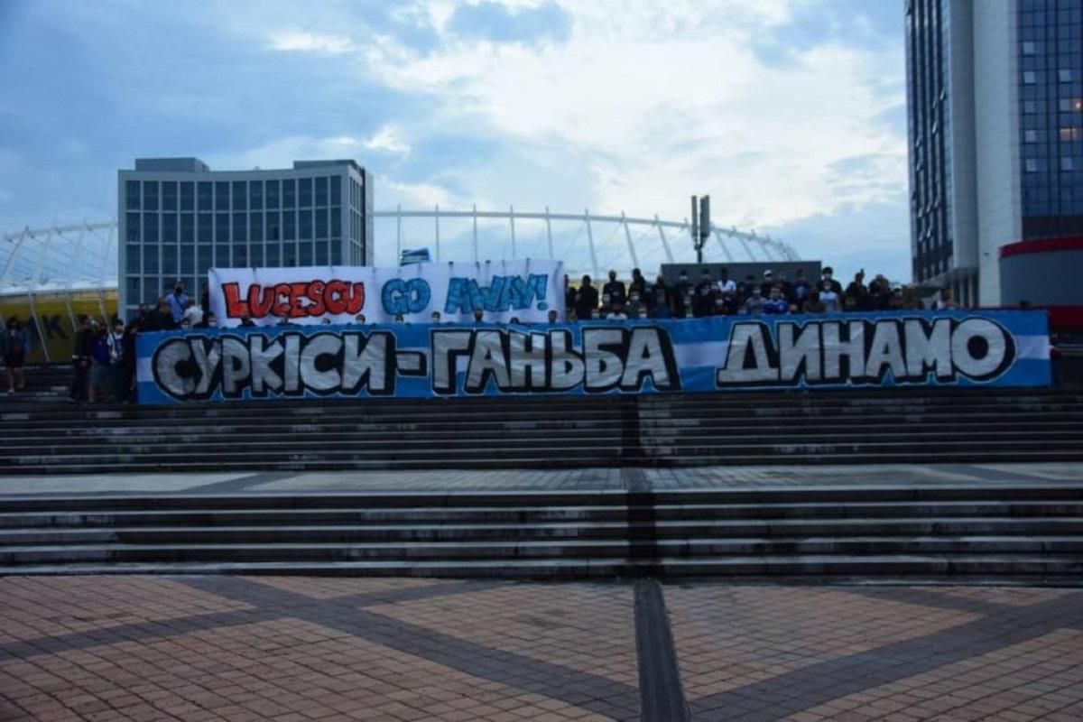 Фанати "Динамо" жорстко звернулися до Суркісів перед грою з "Гентом" Фанати "Динамо" жорстко звернулися до Суркісів перед грою з "Гентом"